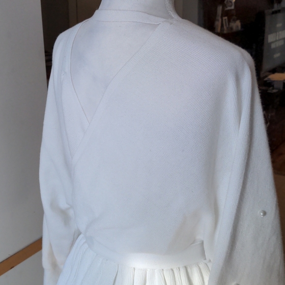 V-Neck Beaded Ruffle Hem Sweater - Picture 8 of 16